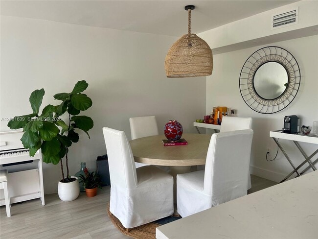 Foto del edificio - 255 Galen Dr