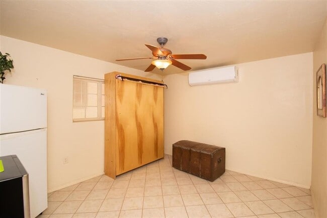 Foto del edificio - 9613 E 33rd St