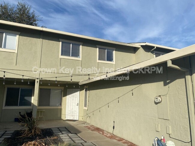 Building Photo - 80 Portola Way
