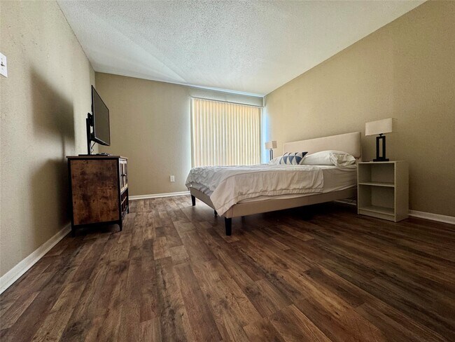 Foto del edificio - 2824 S Bartell Dr