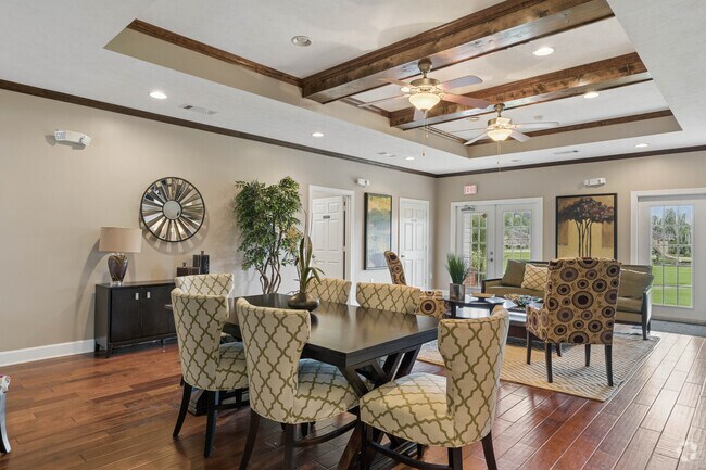 Ángulo 1 de la casa club - Hargrove Estates