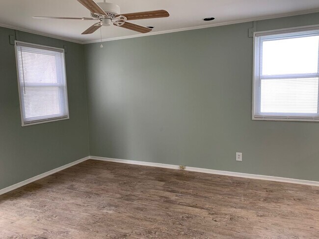 Foto del edificio - Adorable 2 Bedroom End Unit Convenient to W. Friendly Ave