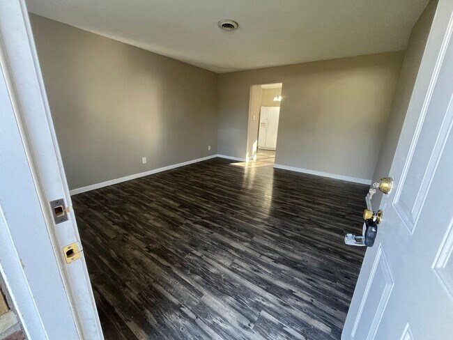 Building Photo - 2401 Roosevelt Ave