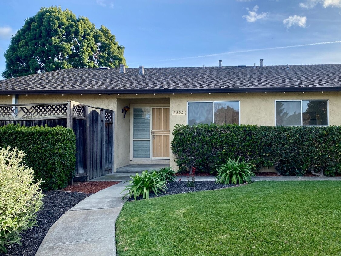 Primary Photo - Spacious 3 Bedroom 2 Bath Duplex unit in S...