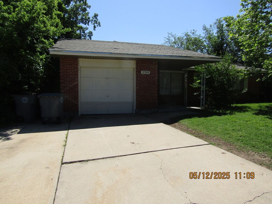Primary Photo - Lovely 3 bedroom 1 1/2 bath Pet friendly home