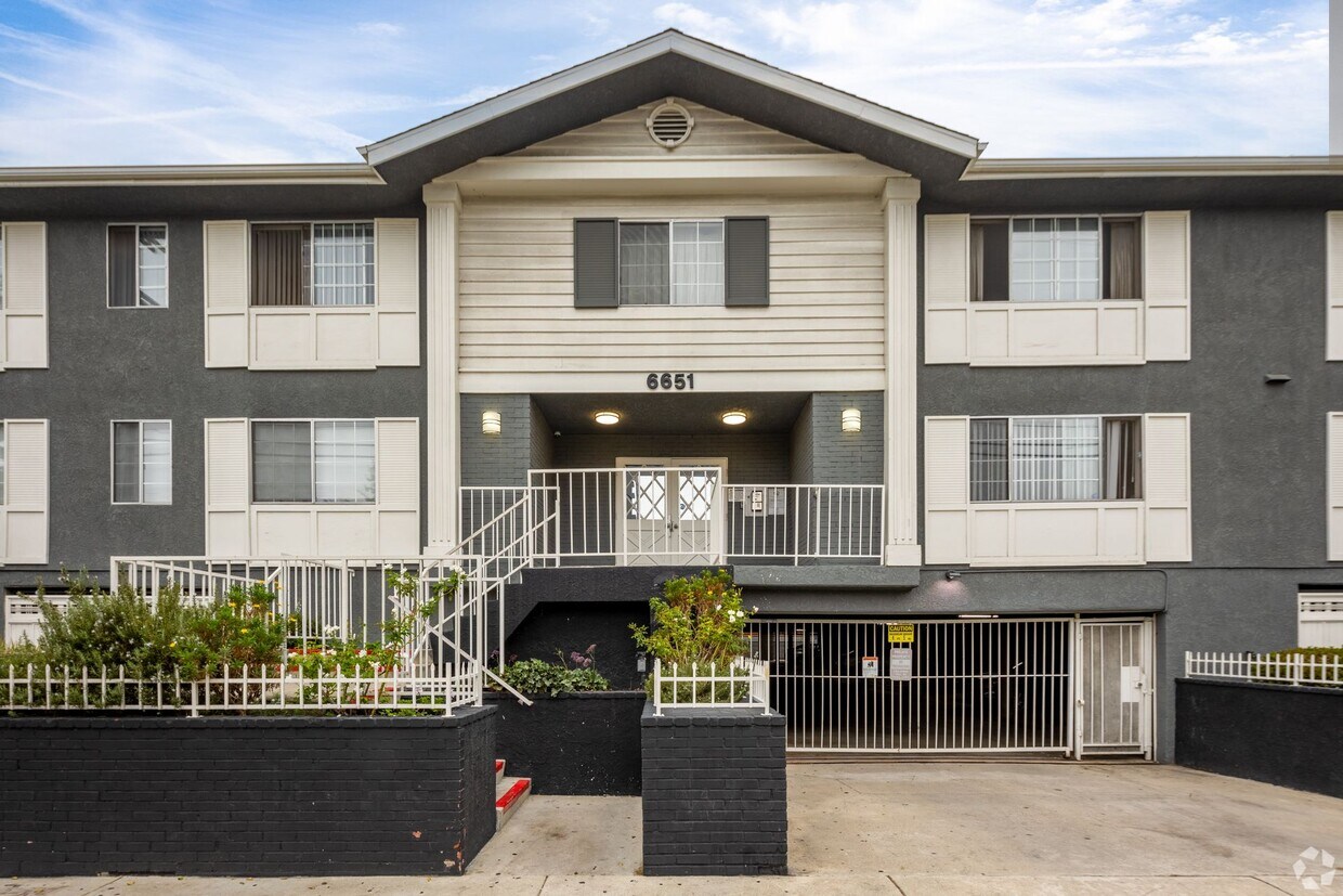 6643 Haskell Avenue Apartments in Van Nuys, CA