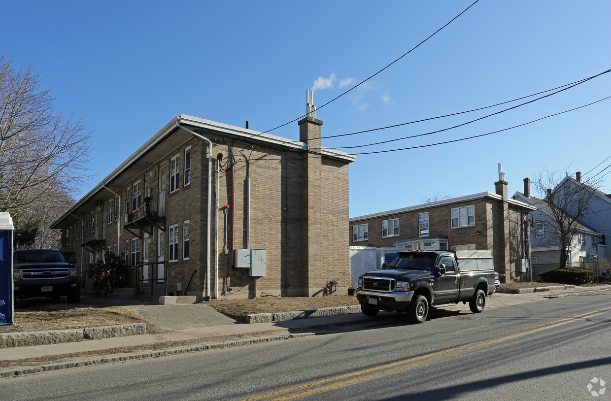 Building Photo - 271 School St