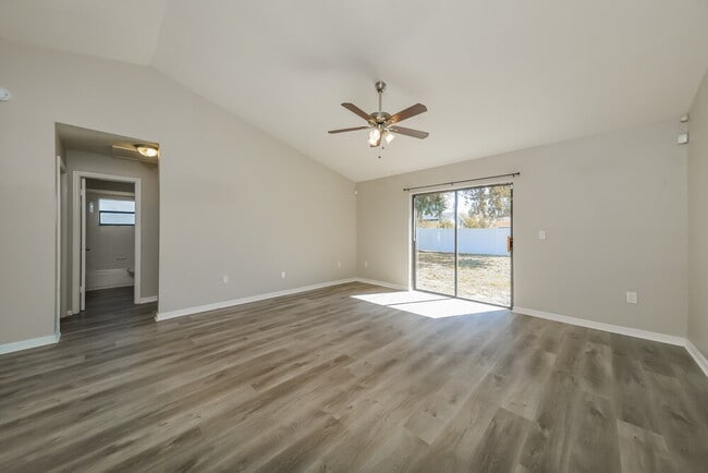 Foto del edificio - 351 Montgomery Ct