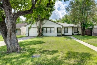 Building Photo - 126 Pamellia Dr