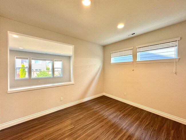Foto del edificio - Spacious 5-Bedroom Home in Desirable Woodi...
