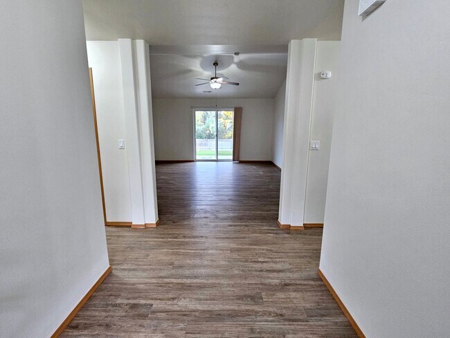 Foto del edificio - Open, One-Level Living- 4 Bedroom, 2.5 Bath Richland Home with Spacious Backyard