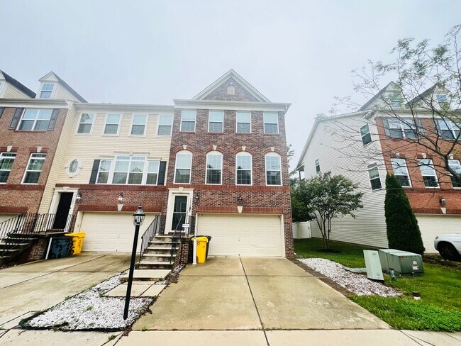 Building Photo - Amazing 3 BR/2 Full BA & 2 Half BA EOG Tow...