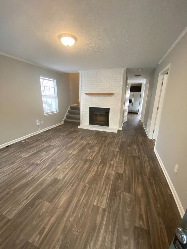 Building Photo - Spacious 4BR Townhome with Finished Basement & Community Amenities