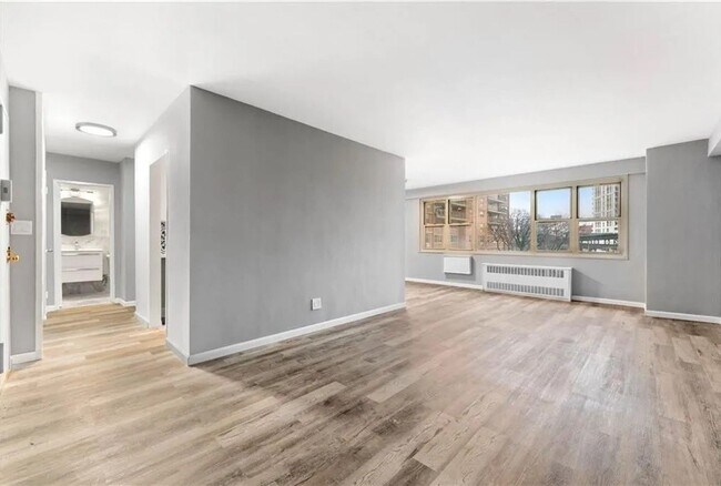 Building Photo - Spacious 1 bedroom 1 bathroom