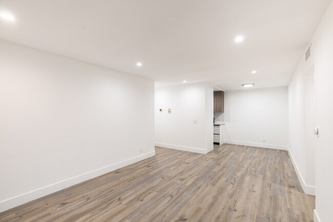 Foto del edificio - Experience Modern Living: Newly Renovated ...