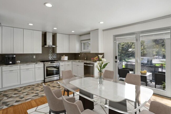 Building Photo - 115 Biscayne Dr NW