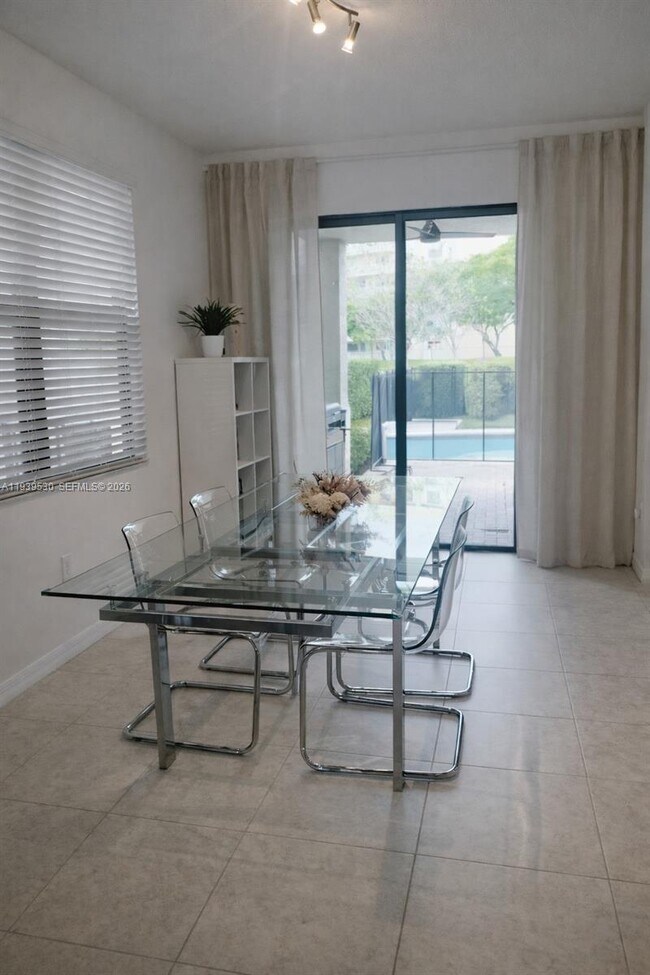 Foto del edificio - 909 NE 193rd Terrace