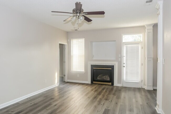 Foto del edificio - 5821 Briggs Dr