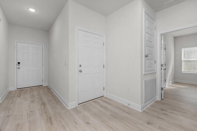 Foto del edificio - 7814 Burnside Lp