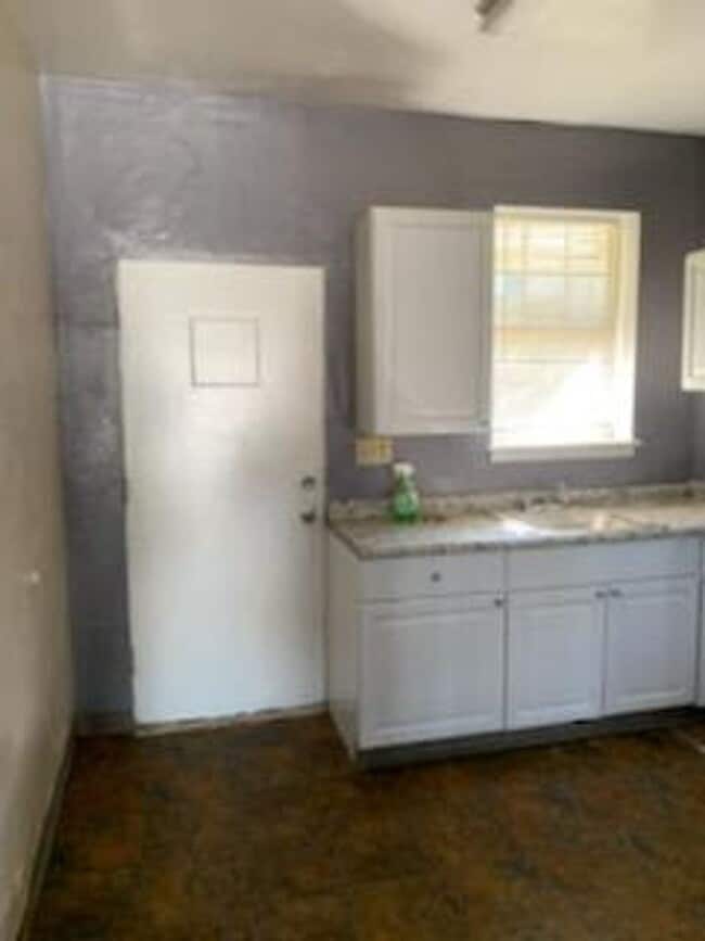 Building Photo - Oakland 2 Bedroom 1 bath house convenient ...