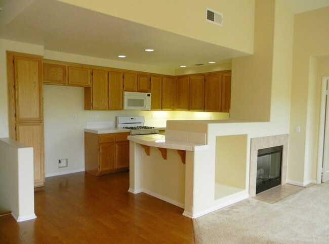 Foto del edificio - Two story townhome in Eastlake Trails