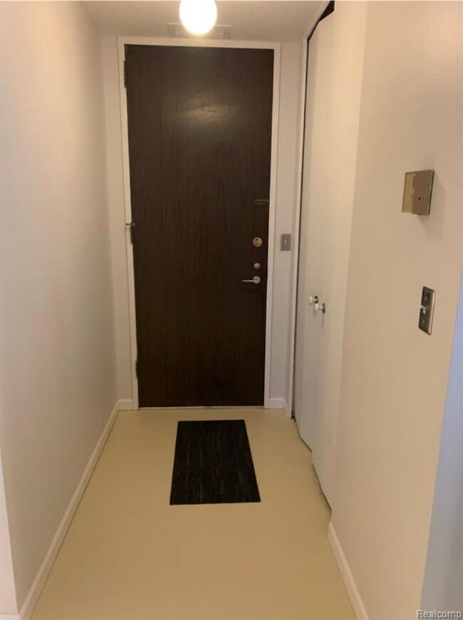 Foto del edificio - 8200 E Jefferson Ave