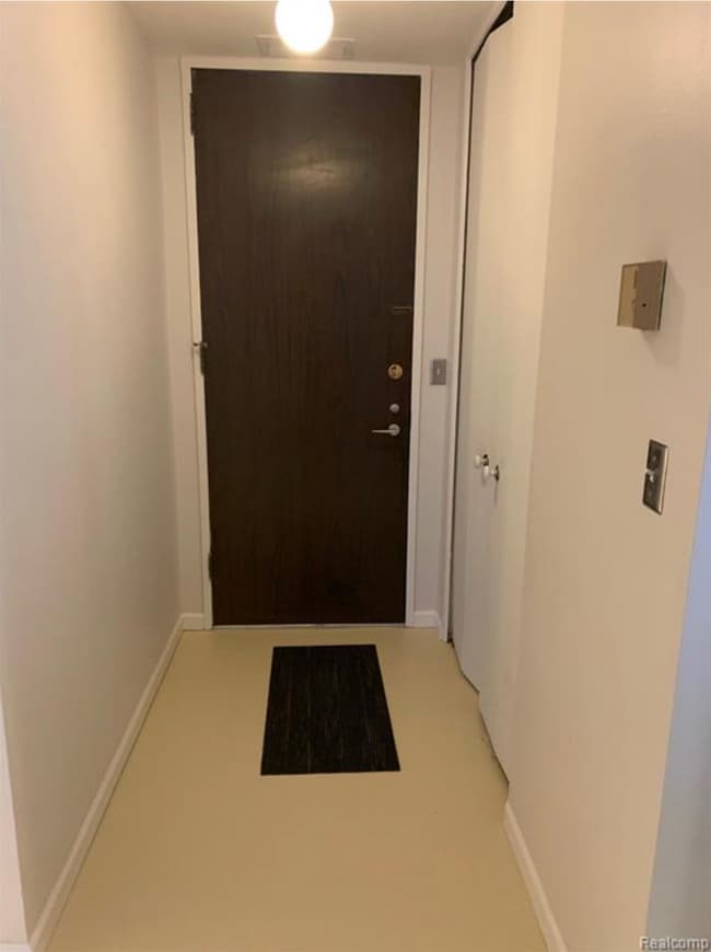 Building Photo - 8200 E Jefferson Ave