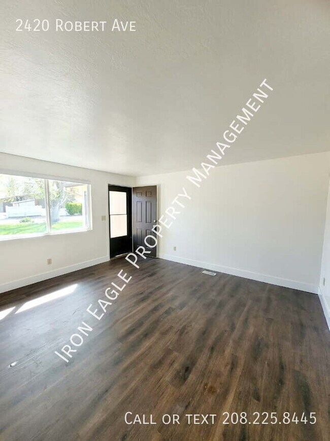 Foto del edificio - 2420 Robert Ave