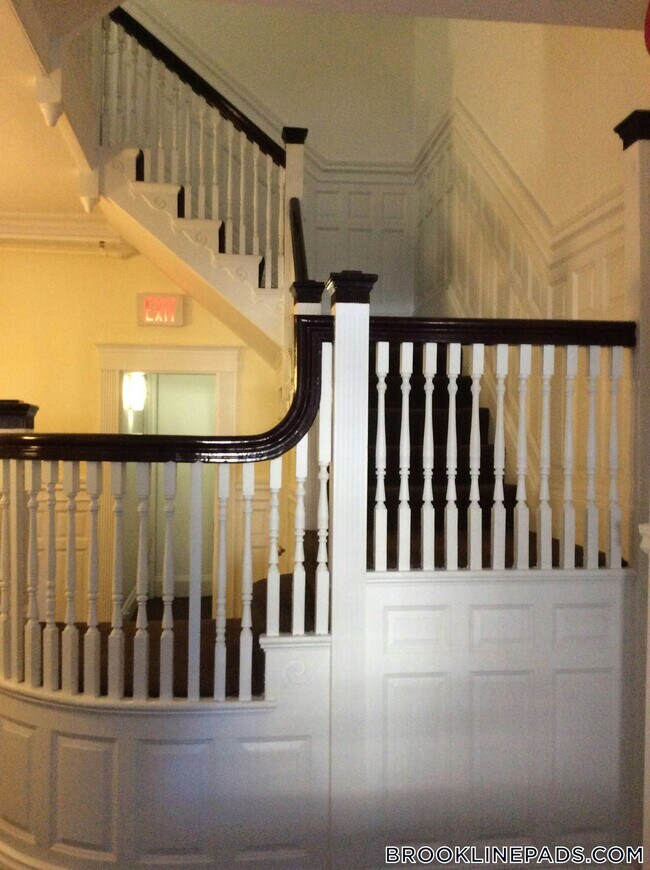 Building Photo - 1077 Beacon St