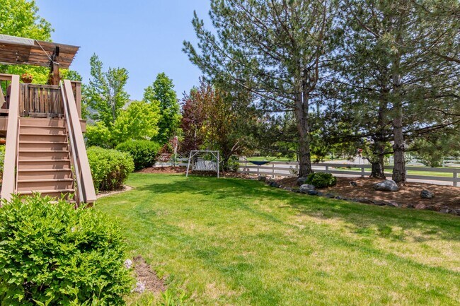 Building Photo - Stunning 4 bed with Office- Main Floor Pri...