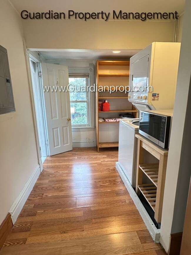 Building Photo - Linden Hills Upper Level Duplex, Sunroom, In Unit Laundry, Dishwasher, Garage Space Included