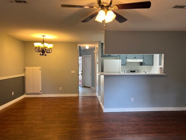 Building Photo - 102 Commons Dr