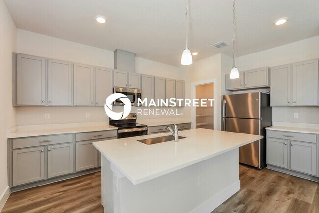 Building Photo - 4 Bedroom Pet-Friendly Home in Deland, FL with Main Street Renewal