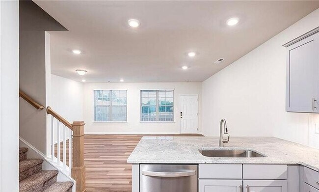 Foto del edificio - Stunning 3 BR, 2.5 BA Townhome Available f...