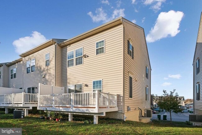 Building Photo - 3227 Clear Spring Dr