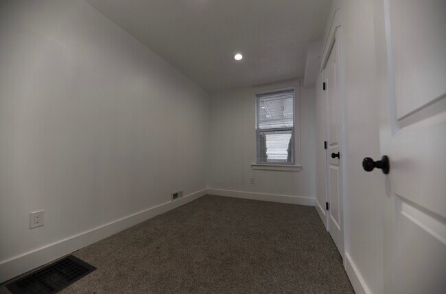 Building Photo - 218 E 500 N