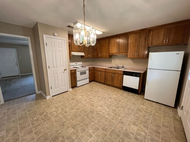 Building Photo - 2 Bedroom, 2 bath duplex