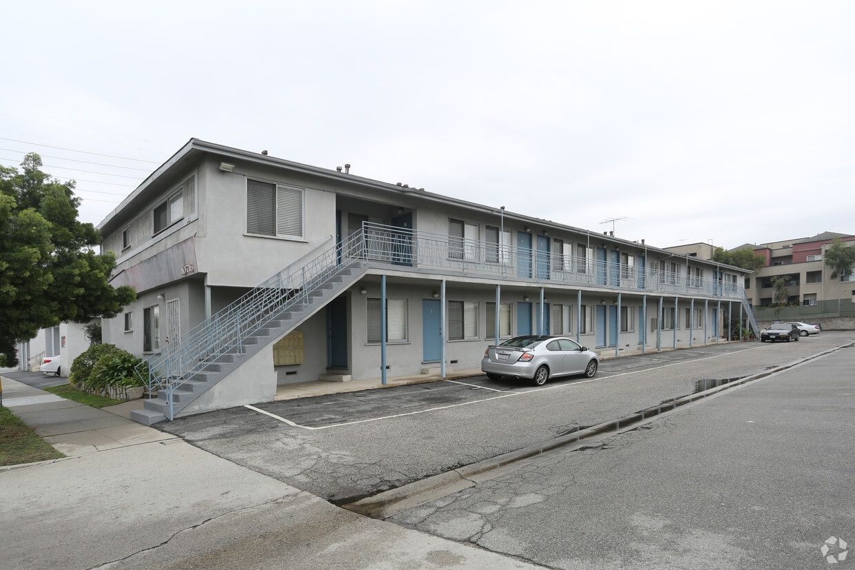 10716 Francis Pl, Los Angeles, CA 90034 Apartments in Los Angeles, CA