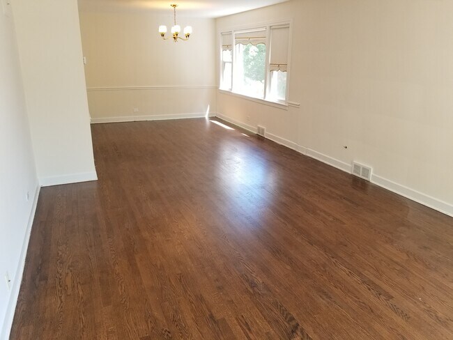 Foto del edificio - 6247 N Ridgeway Ave