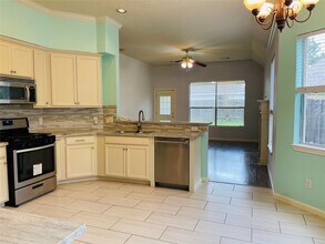 Building Photo - 20910 Medallion Pointe Dr