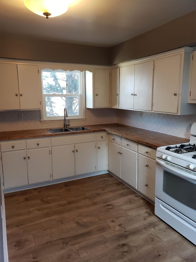 Foto principal - 2525 Grand St NE