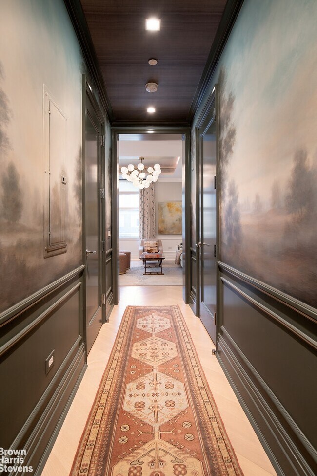 Foto del edificio - STUNNING FURNISHED TWO BEDROOM