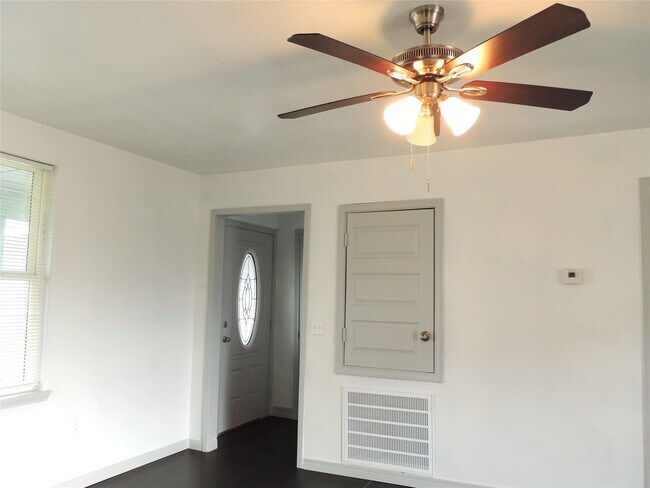 Building Photo - 1242 Chevy Chase Dr