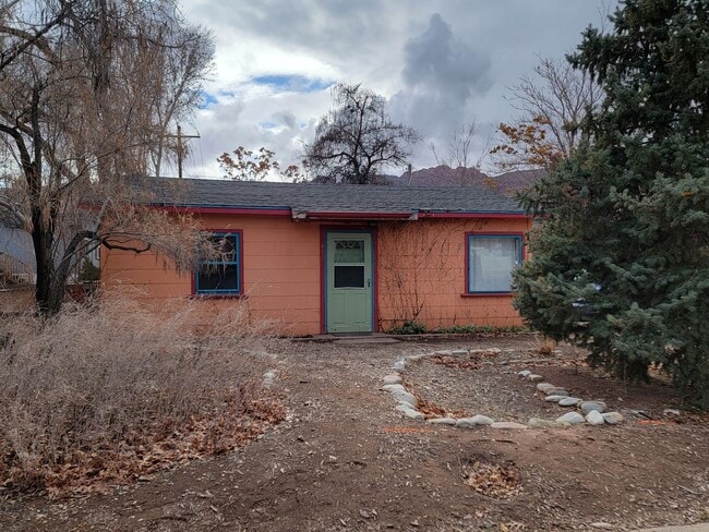 Building Photo - IN-TOWN HOME FOR RENT