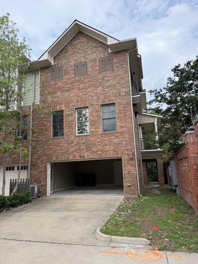 Building Photo - 442 S Maple St