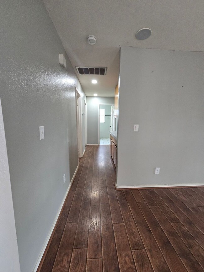 Building Photo - 3 BR 2 BA Available Now