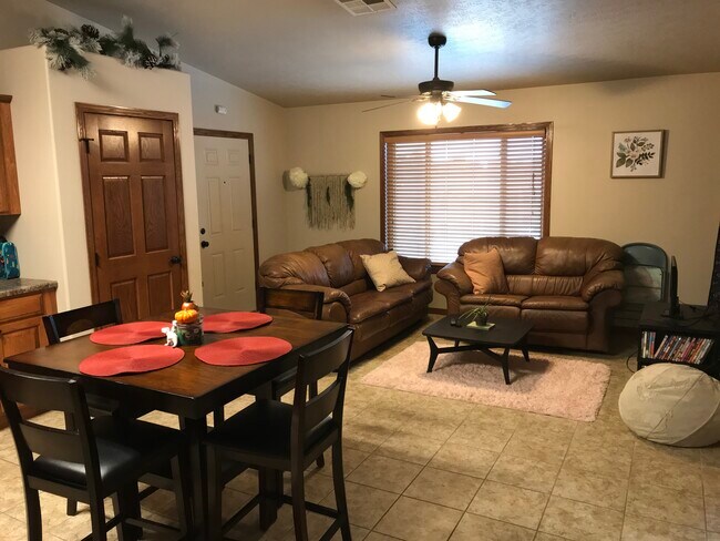 Sala de estar - 1430 E Clark St