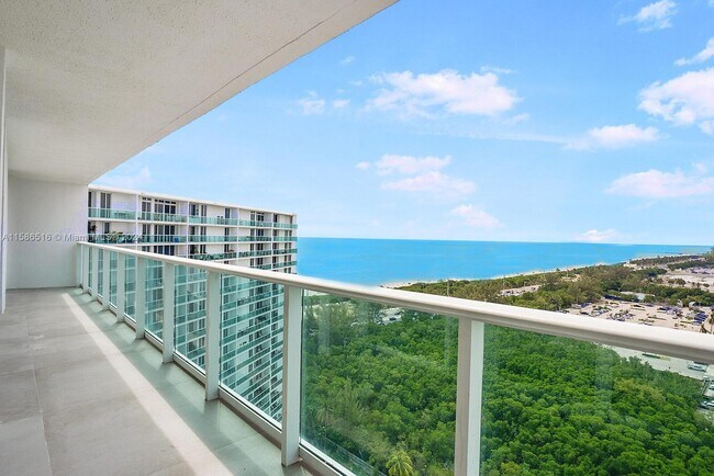 Foto del edificio - 100 Bayview Dr