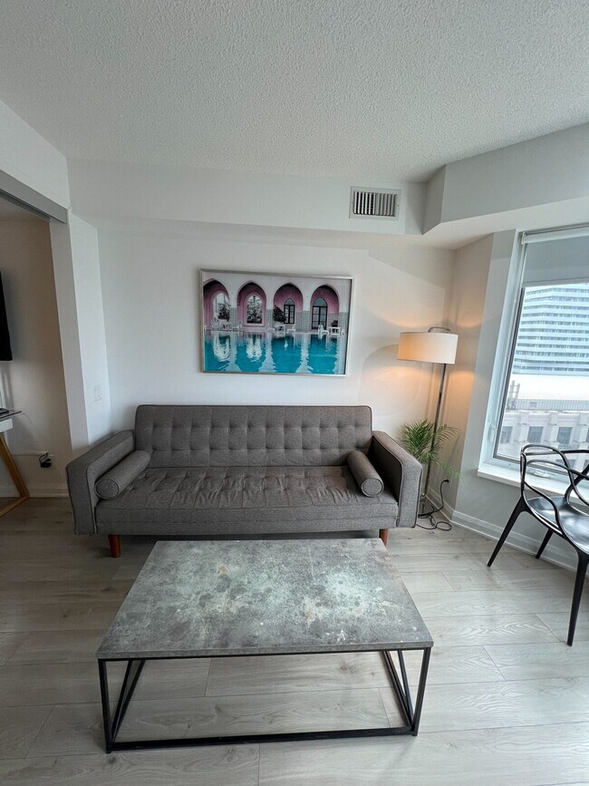 Photo du bâtiment - 150 Bloor St W