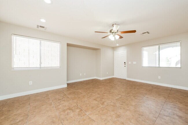 Foto del edificio - 10385 Adrianna Ave